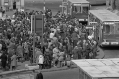 Magyarország, Budapest VIII., Baross tér a Verseny utca torkolatánál. Engedély nélküli árusok Baross Gábor szobrának talapzata előtt., 1980, Rubinstein Sándor, Budapest, Fortepan #202769