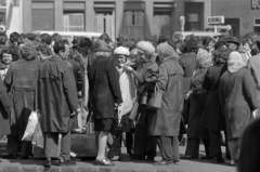 Magyarország, Budapest VIII., Baross tér, háttérben a Thököly út. Engedély nélküli árusok a Verseny utca közelében., 1980, Rubinstein Sándor, orkánkabát, Budapest, Fortepan #202771