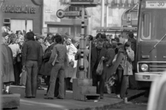 Magyarország, Budapest VIII., Baross tér, engedély nélküli árusok, háttérben balra a Thököly út, jobbra a Verseny utca torkolata., 1980, Rubinstein Sándor, Budapest, Ikarus 260, autóbusz, Ikarus-márka, Fortepan #202774