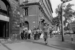 Magyarország, Budapest VI., Teréz (Lenin) körút az Oktogon (November 7. tér) felé nézve, balra az Aradi utca., 1975, Rubinstein Sándor, trapéznadrág, Budapest, Fortepan #202814