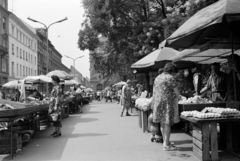 Magyarország, Budapest VI., Hunyadi tér, piac a Vásárcsarnok előtt., 1975, Rubinstein Sándor, napernyő, piac, tojás, Budapest, mérleg, Fortepan #202815