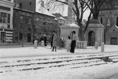 Magyarország, Kőszeg, Jurisics tér, a Mária szobor talapzata és a Városkút mögött jobbra a Szent Imre-templom oldal kapuja., 1978, Rubinstein Sándor, Fortepan #202830