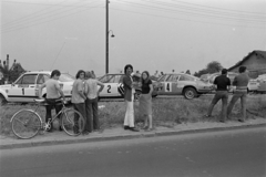 Hungary, Óbuda, Budapest III., a Bécsi út a Csillaghegyi út torkolatánál lévő Shell kút közelében. A felvétel a 15. Taurus Rallye rajtja idején készült., 1976, Rubinstein Sándor, car race, Budapest, bicycle, Fortepan #202841