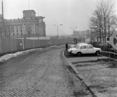 Németország, Berlin, Kelet-Berlin, Reichstagufer, balra a nyugat-berlini oldalon a Reichstag és a háttérben a fák között a Haus der Kulturen der Welt., 1975, Rubinstein Sándor, NDK, Berlini fal, Kelet-Berlin, Nyugat-Berlin, Fortepan #202854