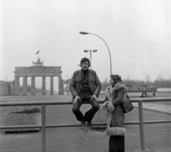 Németország, Berlin, Kelet-Berlin, Pariser Platz, háttérben a Brandenburgi kapu., 1975, Rubinstein Sándor, NDK, Berlini fal, Kelet-Berlin, irhakabát, Fortepan #202855