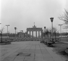 Németország, Berlin, Kelet-Berlin, Pariser Platz, háttérben a Brandenburgi kapu., 1975, Rubinstein Sándor, NDK, Berlini fal, Kelet-Berlin, Fortepan #202856