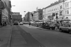 Magyarország, Szeged, Klauzál tér, középen a Kossuth szobor, jobbra a Virág cukrászda terasza., 1979, Rubinstein Sándor, Fortepan #202910