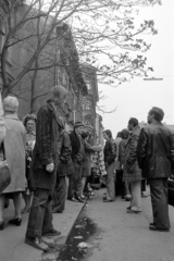 Magyarország, Budapest VII., engedély nélküli árusok a Murányi utca 10-es számú épület előtt, háttérben a Garay utca sarkán álló ház látszik., 1978, Rubinstein Sándor, Budapest, Fortepan #202917