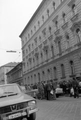 Magyarország, Budapest VII., engedély nélküli árusok a Hernád utca 5-ös számú ház Garay utcai oldalánál., 1978, Rubinstein Sándor, rendszám, Budapest, Fortepan #202918