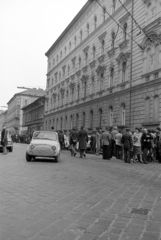 Magyarország, Budapest VII., engedély nélküli árusok a Hernád utca 5-ös számú ház Garay utcai oldalánál., 1978, Rubinstein Sándor, rendszám, Fiat 500, Budapest, Fortepan #202923