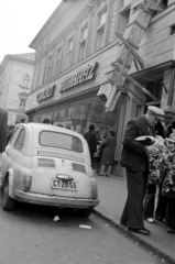 Magyarország, Budapest VII., engedély nélküli árusok a Murányi utca 8-as számú épület, a Családi Ruhaház előtt., 1978, Rubinstein Sándor, rendszám, Fiat 500, Budapest, Fortepan #202924