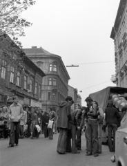 Magyarország, Budapest VII., engedély nélküli árusok a Murányi utcában, háttérben a Garay utca sarkán álló ház látszik., 1978, Rubinstein Sándor, Budapest, Fortepan #202930