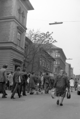 Magyarország, Budapest VII., engedély nélküli árusok a Murányi utca 10-es számú épület előtt, háttérben a Garay utca sarkán álló ház látszik., 1978, Rubinstein Sándor, Budapest, Fortepan #202931