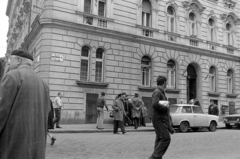 Magyarország, Budapest VII., engedély nélküli árusok a Hernád utca 5-ös számú ház előtt, balra a Garay utca., 1978, Rubinstein Sándor, Budapest, Fortepan #202933