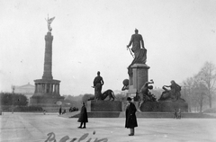 Németország, Berlin, Königsplatz (később Platz der Republik), Bismarck emlékmű, balra a Győzelmi oszlop (Siegessäule)., 1928, Fortepan, portré, szobor, emlékmű, rendőr, férfi, keménykalap, Heinrich Strack-terv, Otto von Bismarck-ábrázolás, Fortepan #20296