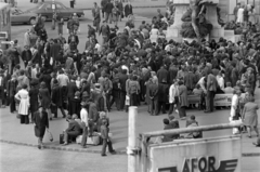 Magyarország, Budapest VIII., Baross tér a Verseny utca torkolatánál. Engedély nélküli árusok Baross Gábor szobrának talapzata előtt., 1980, Rubinstein Sándor, Budapest, Fortepan #202986