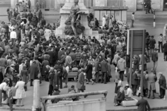 Magyarország, Budapest VIII., Baross tér, engedély nélküli árusok Baross Gábor szobrának talapzata előtt, háttérben a Verseny utca torkolatánál álló ház., 1980, Rubinstein Sándor, Budapest, Fortepan #202988