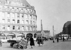 Németország, Lipcse, Willy Brandt Platz (Blücherplatz), jobbra a villamos mögött a Főpályaudvar bal oldala., 1928, Privát Fotó és Film Archívum-Urbach gyűjtemény, lovaskocsi, teherautó, utcakép, életkép, villamos, pályaudvar, kézikocsi, William Lossow-terv, Max Hans Kühne-terv, Fortepan #20299