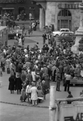 Magyarország, Budapest VIII., Baross tér, engedély nélküli árusok Baross Gábor szobrának talapzata előtt, háttérben balra a Thököly út, jobbra a Verseny utca torkolata., 1980, Rubinstein Sándor, Budapest, Fortepan #202990