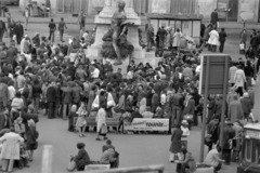 Magyarország, Budapest VIII., Baross tér, engedély nélküli árusok Baross Gábor szobrának talapzata előtt, háttérben a Verseny utca torkolatánál álló ház., 1980, Rubinstein Sándor, Budapest, Fortepan #202992