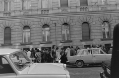 Magyarország, Budapest VII., engedély nélküli árusok a Hernád utca 5-ös számú ház Garay utcai oldalánál., 1978, Rubinstein Sándor, Budapest, Fortepan #202995