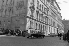 Magyarország, Budapest VII., engedély nélküli árusok a Hernád utca 5-ös számú ház Garay utcai oldalánál., 1978, Rubinstein Sándor, rendszám, Budapest, Fortepan #202999