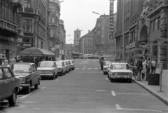 Magyarország, Budapest V., Váci utca, jobbra a Piarista köz. A Szabad sajtó úton túl a déli szakaszon a Belvárosi Szent Mihály-templom (Angolkisasszonyok temploma)., 1980, Rubinstein Sándor, rendszám, Budapest, Fortepan #203016