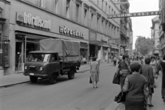 Magyarország, Budapest V., Váci utca a Vörösmarty tér felé nézve, jobbra középen a Kristóf tér., 1980, Rubinstein Sándor, UAZ-márka, UAZ-452, Budapest, Pesti színház, Fortepan #203017