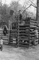 Magyarország, Városliget, Budapest XIV., játszótér., 1978, Rubinstein Sándor, Budapest, rönkvár, Fortepan #203111