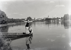 Magyarország, Győr, Mosoni-Duna, távolban a Hittudományi Főiskola, a Székesegyház és a Püspökvár látszik., 1935, Tóth Árpád, ladik, Fortepan #203164