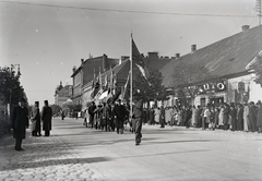 Magyarország, Győr, Szent István út a Teleki László utca közelében., 1935, Tóth Árpád, zászló, felvonulás, Fortepan #203166