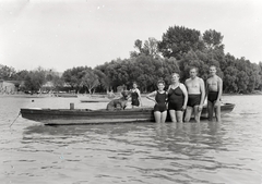 Magyarország, Győr, Mosoni-Duna a Varga-kői strandnál, balra a parton a Piller vendéglő., 1937, Tóth Árpád, csónak, fürdőnadrág, fürdőzés, Fortepan #203174