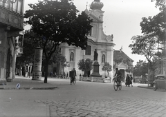 Magyarország, Győr, Bécsi kapu (Erzsébet) tér, Karmelita templom, előtte Kisfaludy Károly szobra., 1938, Tóth Árpád, kerékpár, Fortepan #203186