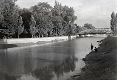 Magyarország, Győr, Sziget városrész,Rába-part szemben a Radó-szigetre vezető Kettős híd., 1938, Tóth Árpád, Duna-part, Fortepan #203187