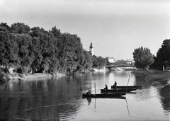 Hungary, Győr, horgászók a Rába folyón a Radó-sziget mellett, balra a Bécsi (Erzsébet) kapu téren a Karmelita templom, ettől jobbra a Kettős híd., 1937, Tóth Árpád, boat, river, Fortepan #203214