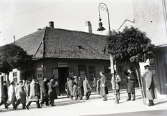 Magyarország, Győr, Árpád út, keresztbe a Czuczor Gergely utca. Jobbra a Városi Kultúrház (később Kisfaludy Színház, ma Vaskakas Bábszínház)., 1939, Tóth Árpád, lámpaoszlop, üzletportál, trafik, Fortepan #203237