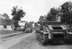 Oroszország, a Magyar hadsereg által zsákmányolt T-28-as közepes harckocsi, mögötte egy Polski Fiat 618-as rádiós gépkocsi., 1942, Fortepan, Szovjetunió, keleti front, szovjet gyártmány, harckocsi, katonaság, Polski Fiat-márka, második világháború, lengyel gyártmány, T-28 tank, Polski Fiat 618, Fortepan #20345