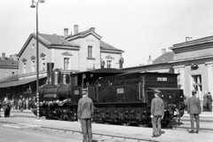 Hungary, Sopron, Vasútállomás, a budapesti Közlekedési Múzeum átadja a Déli Vasút Társaság magyar vonalain működött, 1895-ben készült, 333.002 számú gőzmozdonyt a bécsi Eisenbahn Múzeum számára., 1969, Fortepan/Album048, steam locomotive, train station, rails, MÁV 333 series, Fortepan #203491