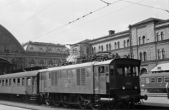 Magyarország, Budapest VIII., Keleti pályaudvar, külső vágányok., 1966, Fortepan/Album048, vasúti szerelvény, vasútállomás, vasutas, sínpálya, villanymozdony, MÁV V40 sorozat, felsővezeték, Budapest, Fortepan #203504