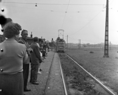 Magyarország, Budapest XI., a 66-os villamos végállomása a Petőfi híd budai hídfőjénél., 1965, Kővári Éva, villamosmegálló, sínpálya, felsővezeték, Budapest, Fortepan #203558