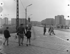 Magyarország, Budapest XI., Irinyi József utca a Petőfi híd irányából a Budafoki út felé nézve., 1965, Kővári Éva, légvezeték, sínpálya, felsővezeték, Budapest, kézenfogva, Fortepan #203560