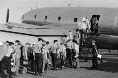 1973, Kővári György, repülőgép, reptéri lépcső, Curtiss-márka, Curtiss C-46 Commando, Fortepan #203585