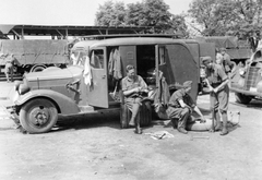 Haditudósító század Polski Fiat 618-as rádiós gépkocsija, 1942, Fortepan, katonaság, életkép, Polski Fiat-márka, második világháború, lengyel gyártmány, automobil, autójavítás, Polski Fiat 618, haditudósító, Fortepan #20365