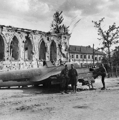 Oroszország, Osztrogozsszk, IL-2 Sturmovik típusú orosz csatarepülőgép., 1942, Fortepan, Szovjetunió, keleti front, szovjet gyártmány, repülőgép, katonaság, második világháború, járműroncs, Iljusin-márka, épületkár, Iljusin IL-2 Sturmovik, csúcsív, Fortepan #20366