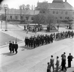 Magyarország, Hatvan, felvonulók a Kossuth téren, szemben a Grassalkovich-Hatvany kastély, Hatvany Lajos Múzeum., 1950, Kurutz Márton, felvonulás, Fortepan #203741