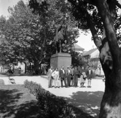 Magyarország, Székesfehérvár, Szent István (István) tér, háttérben Szent István lovasszobra mögött az Országos Papi Otthon., 1956, Kurutz Márton, csoportkép, képarány: négyzetes, lovas szobor, Fortepan #203751