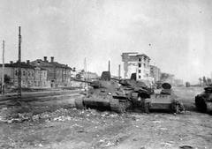 Oroszország, Voronyezs, Október 20. évfordulója út a Vorosilov út felől., 1942, Fortepan, Szovjetunió, keleti front, szovjet gyártmány, harckocsi, második világháború, járműroncs, T-34 tank, T-60 tank, Fortepan #20379