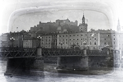 Ausztria, Salzburg, előtérben a Staatsbrücke, a Salzach folyó túlpartján a Rudolfskai és a Griesgasse házsora. Fent Hohensalzburg vára., 1917, Kurutz Márton, Fortepan #203821