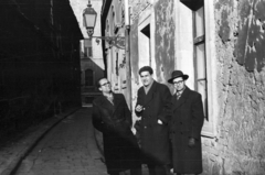 Hungary, Budapest I., Dárda utca, szemben az Országház utca., 1955, Kurutz Márton, Budapest, street view, men, coat, gas lamp, Fortepan #203891