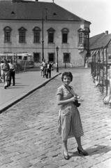 Magyarország, budai Vár, Budapest I., Szentháromság tér, szemben a Tárnok utca - Szentháromság utca sarkán a régi budai Városháza épülete., 1959, Kurutz Márton, Budapest, fényképezőgép, nyári ruha, Fortepan #203931